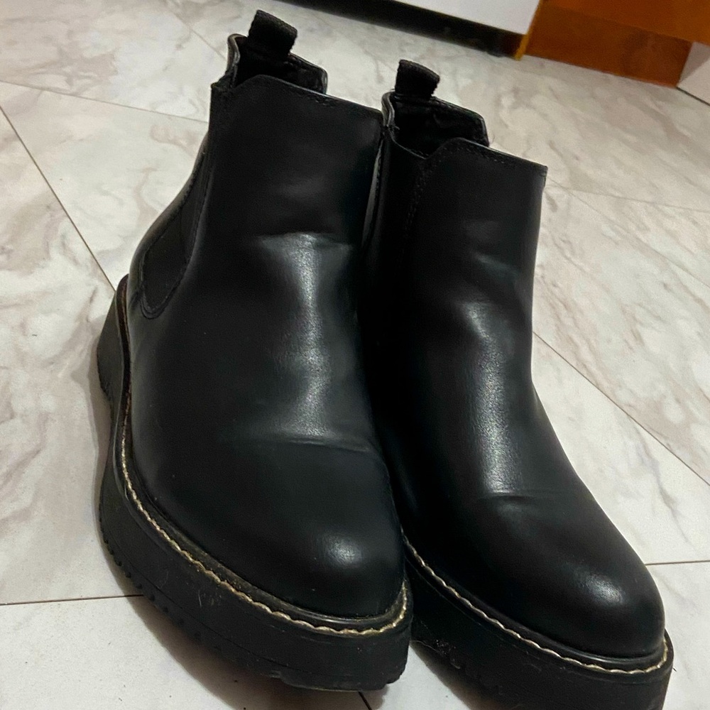 Madden girl chelsea boots size 8.5/9, run big